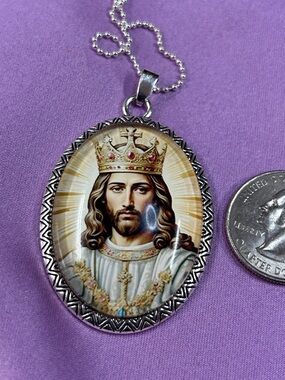 Crowned Jesus Oval Pendant Necklace - Gold & White handmade new